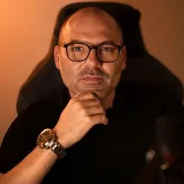 Retrato de André Bacêlo e Costa, educador, autor e consultor de Inteligência Artificial