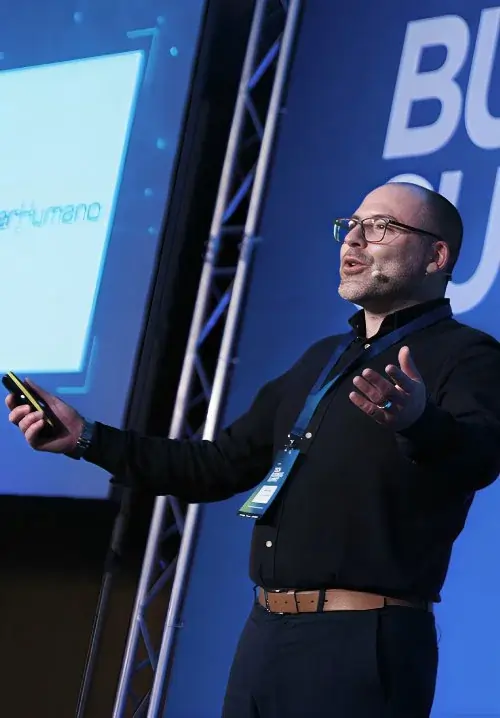 André Bacêlo e Costa, educador, autor e consultor de Inteligência Artificial, em palco no Tech Business Summit 2025