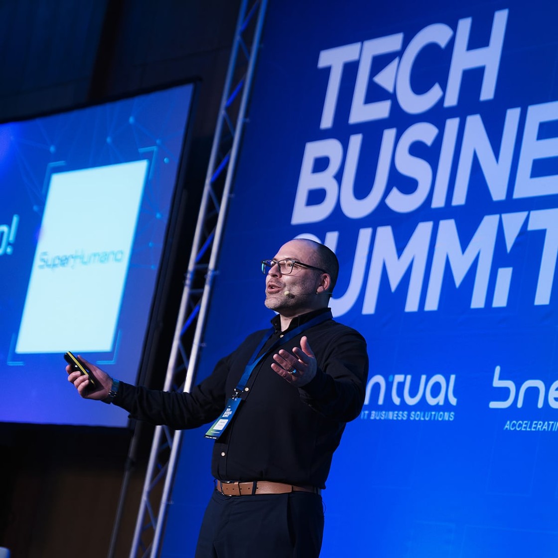 André Bacêlo e Costa em palco no Tech Business Summit 2025, com o logótipo do evento atrás