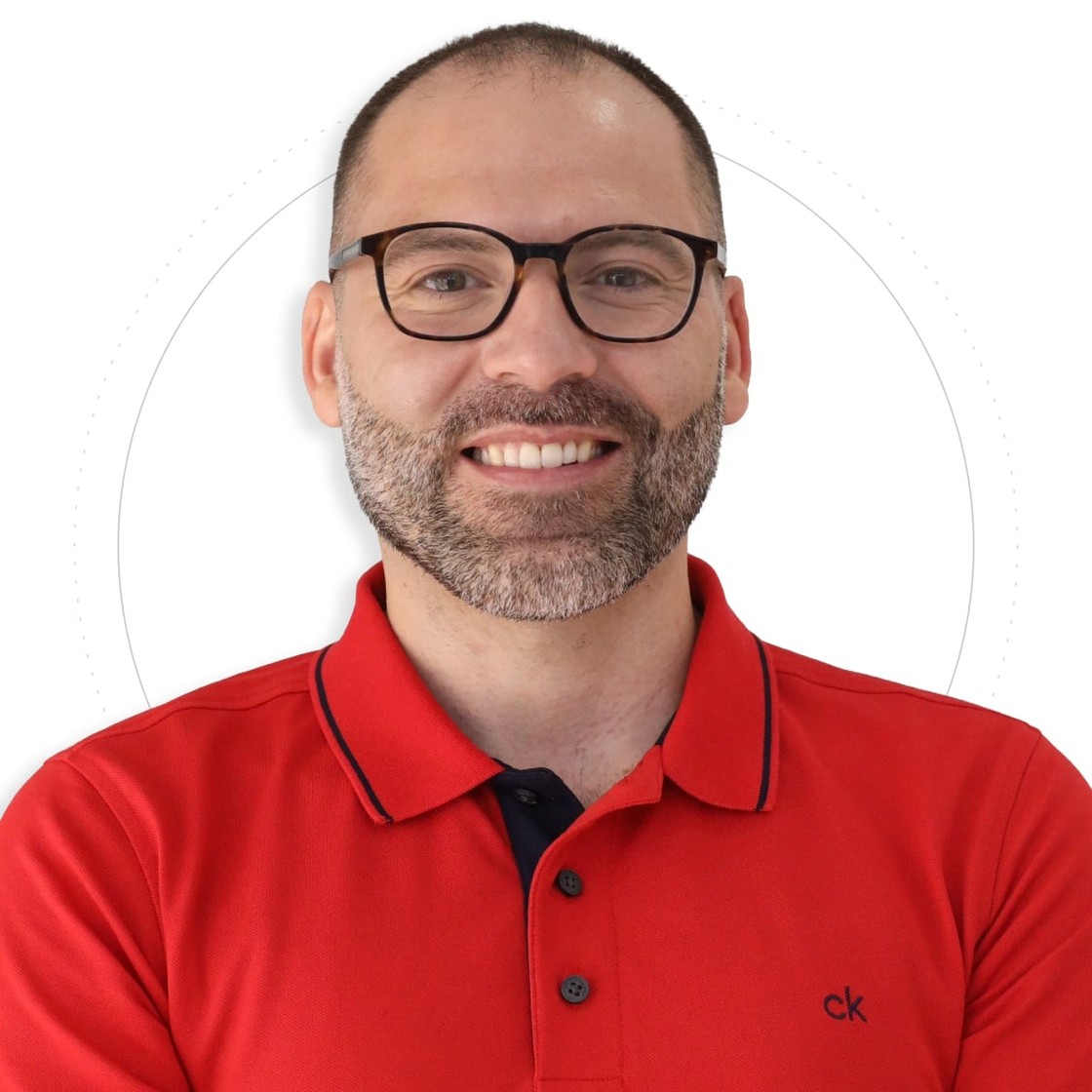 Retrato de André Bacêlo e Costa, de polo vermelho, sobre fundo branco
