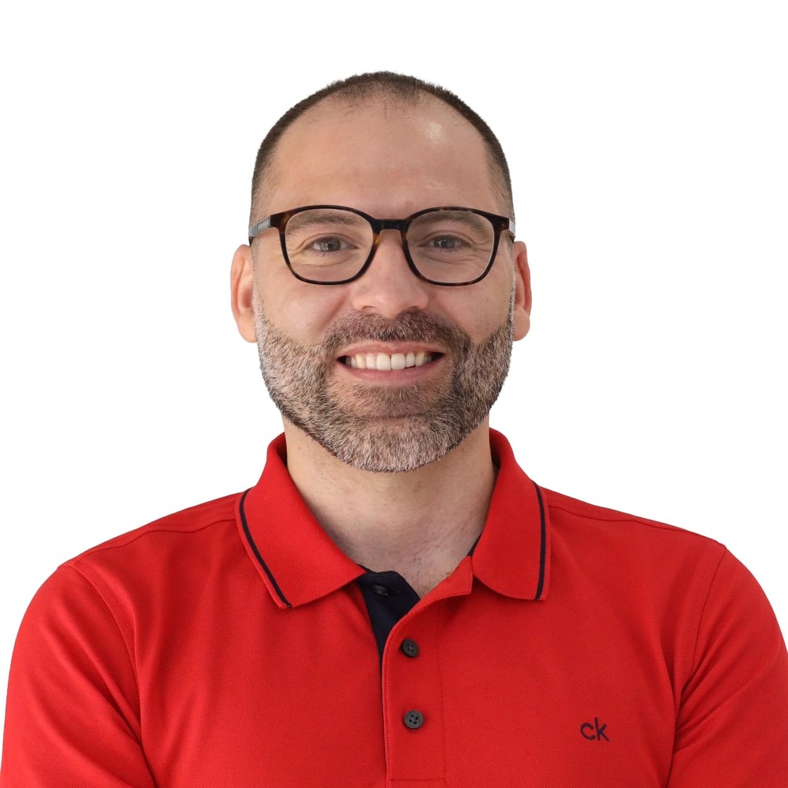 Retrato de André Bacêlo e Costa, de polo vermelho, com fundo transparente