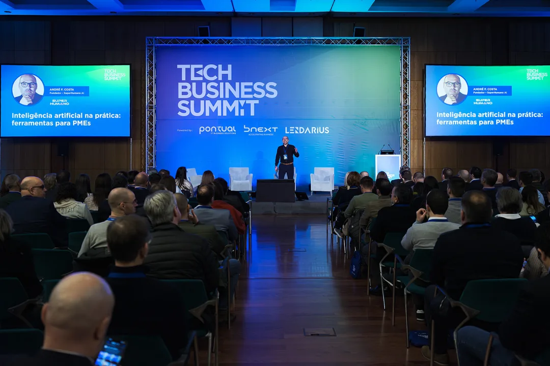 André Bacêlo e Costa em palco no Tech Business Summit 2025, perante uma plateia cheia, durante a palestra «Inteligência artificial na prática: ferramentas para PMEs»